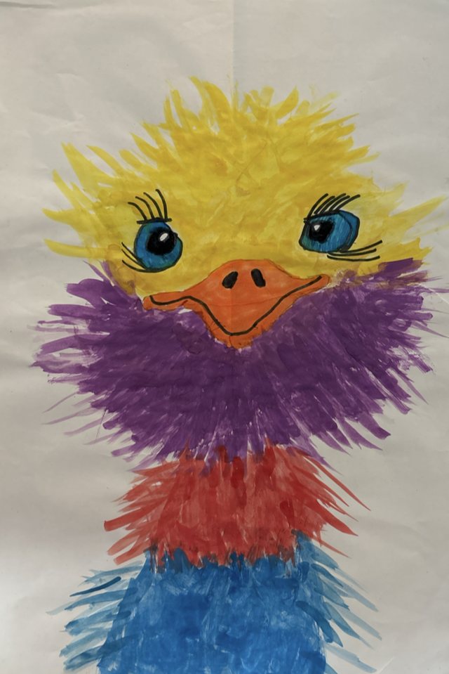Bunte Kinderzeichnung eines Vogels